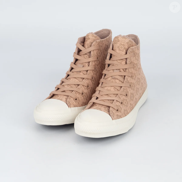 A tonalidade café com leite amêndoa faz do tênis Converse uma opção versátil para compor produções de verão com saias longas, vestidos fluidos, calças amplas e peças de linho