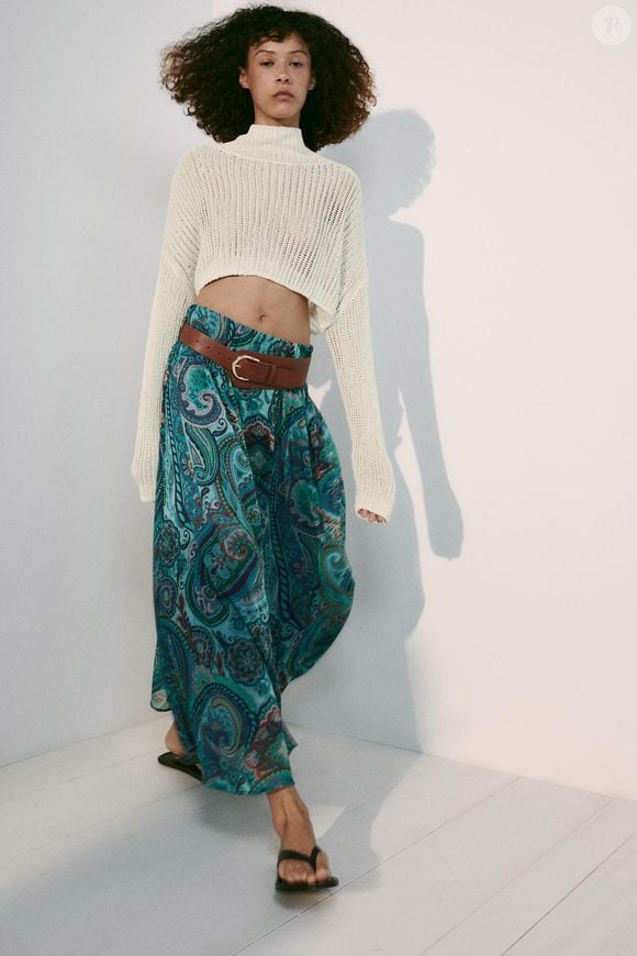 Com bastante movimento e estampa multicolorida, a Saia Estampada com Cinto da Zara é uma das opções para quem quer incorporar a estética dos anos 70 ao guarda-roupa. O modelo custa R$ 359,00 e pode ser equilibrado com uma parte de cima mais ajustada