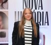 Rafaella Justus combinou blazer preto estruturado com uma blusa de gola alta branca com listras horizontais pretas