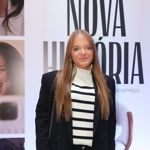 Rafaella Justus combinou blazer preto estruturado com uma blusa de gola alta branca com listras horizontais pretas