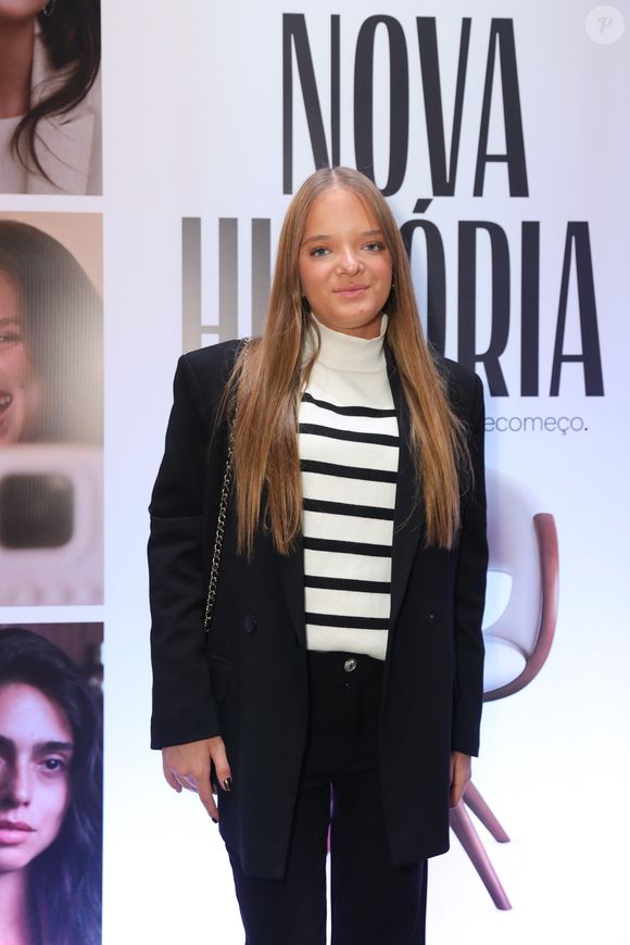Rafaella Justus combinou blazer preto estruturado com uma blusa de gola alta branca com listras horizontais pretas