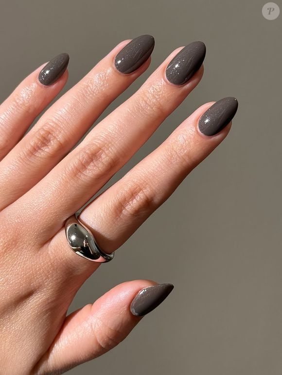 Provavelmente, o Taupe é um dos tons atemporais mais belos e únicos. Possui a elegância e a tranquilidade dos tons claros, mas a intensidade e a sofisticação dos tons escuros