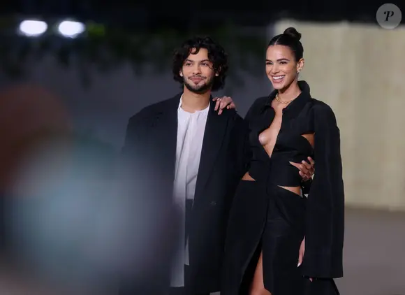 Ao ser questionado se lembrava da palavra 'fofoca' em português, Xolo Maridueña revelou que Bruna é fofoqueira