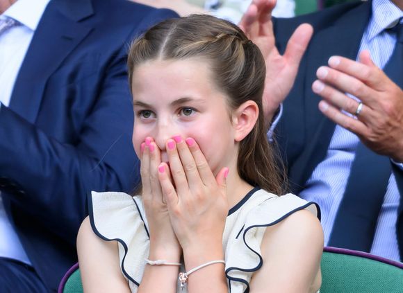 Em vez da tendência das "unhas de princesa", que remetem ao visual discreto de sua avó, a Rainha Elizabeth II, e da própria Kate, Charlotte surgiu com um esmalte rosa chiclete vibrante.