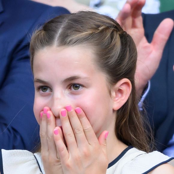 Em vez da tendência das "unhas de princesa", que remetem ao visual discreto de sua avó, a Rainha Elizabeth II, e da própria Kate, Charlotte surgiu com um esmalte rosa chiclete vibrante.