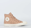 O clássico Converse Chuck Taylor All Star ganha uma versão renovada com estética boho-chic, em tom café com leite amêndoa e sobreposição de renda floral que reforça a proposta artesanal do modelo