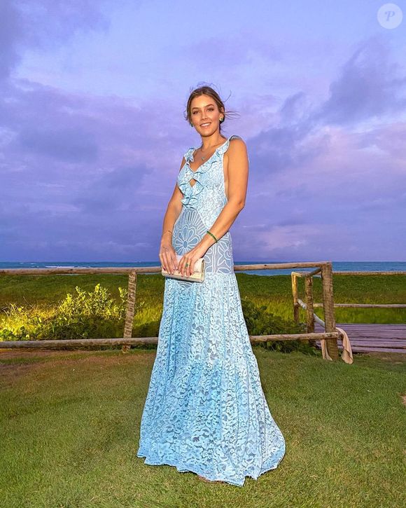 Vestido para convidada de casamento na praia: tom suave de azul protagonizou esse look de Marcella Tranchesi