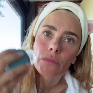 O gelo no rosto serve para reduzir inchaços, olheiras, melhorar a aparência da pele, fechar poros e controlar a oleosidade