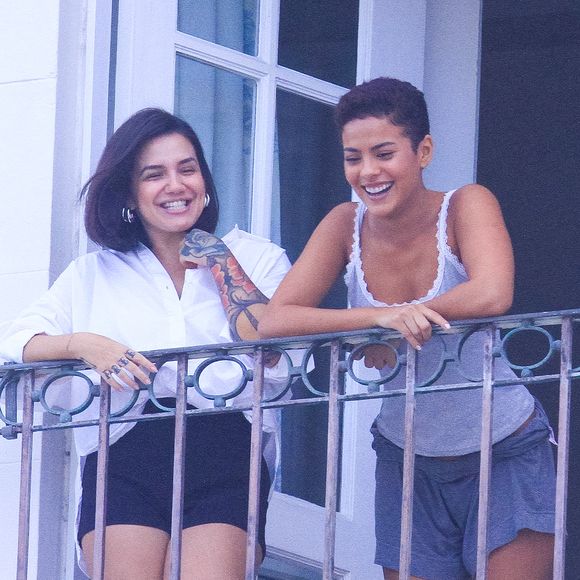 Bella Campos acompanhou da sacada do Copacabana Palace a aglomeração de admiradores que aguardam o megashow de Shakira em Copacabana