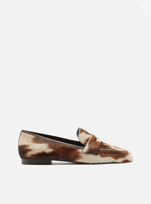 Design clássico, impacto imediato: a combinação entre tira tradicional e estampa animal print transforma o mocassim em peça-chave do escritório