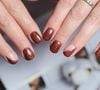 Unhas marrons são tendência em setembro de 2026 e garantem uma manicure elegante e sofisticada