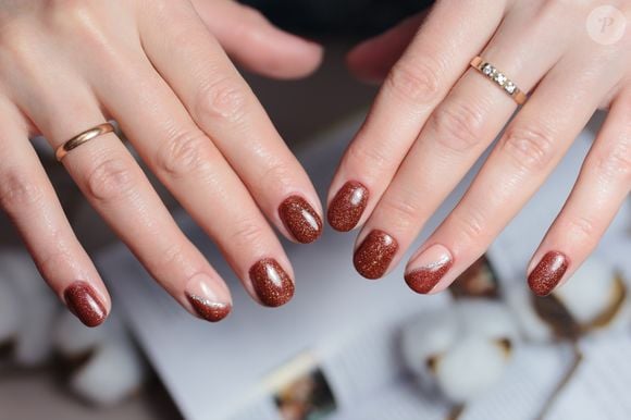 Unhas marrons são tendência em setembro de 2026 e garantem uma manicure elegante e sofisticada