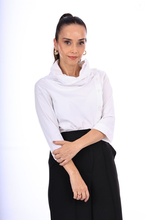 Em 'Icônica: De Faxineira à Fashionista', Manuela Duarte interpreta Taciana, melhor amiga de Jussara e dona de uma personalidade caótica, divertida e cheia de barracos. Entre ajuda e confusão, a personagem promete movimentar a novelinha fashion do Globoplay