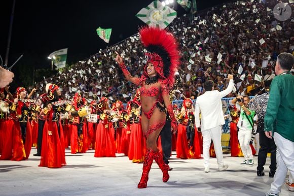 Iza desfila no início da madrugada desta segunda-feira (16) em um enredo que homenageia Ney Matogrosso
