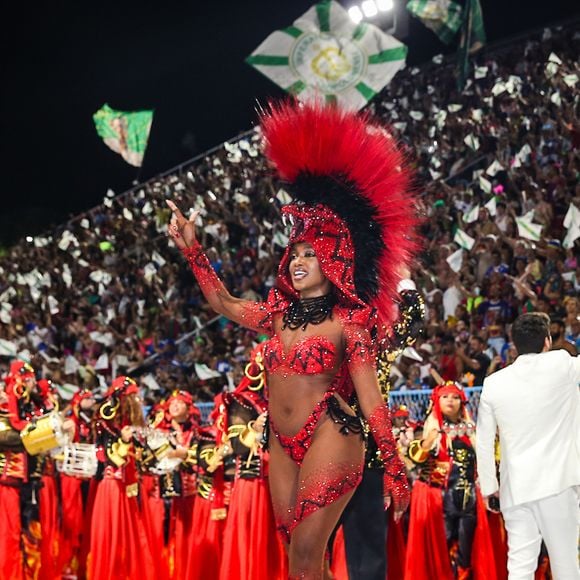 Iza desfila no início da madrugada desta segunda-feira (16) em um enredo que homenageia Ney Matogrosso