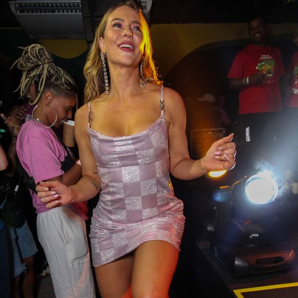 Paolla Oliveira faz sua despedida do posto de Rainha de Bateria da Grande Rio