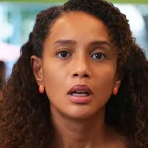 Em 'Vale Tudo', Laudelino (Herson Capri) oferece a empresa que é dono para Raquel e Poliana comprarem.