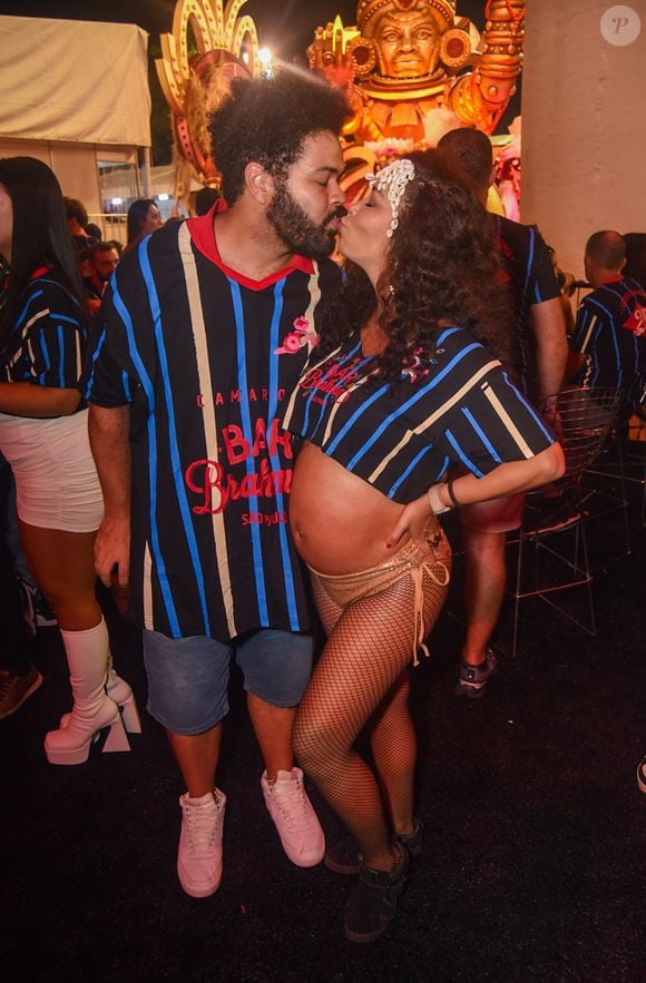Carnaval 2025 com beijos: grávida, Micheli Machado beijou Robson Nunes