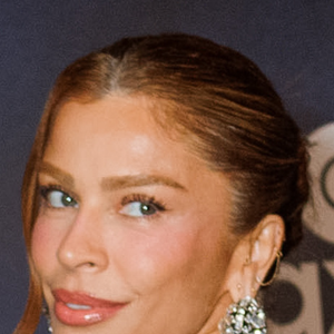 Grazi Massafera, para festa da novela 'Dona Beja', usou vestido de R$ 46 mil com blazer invertido