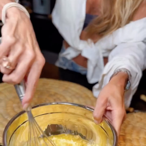 Em seguida, acrescente 300g de queijo parmesão ralado e mexa bem. Se desejar, adicione os temperos