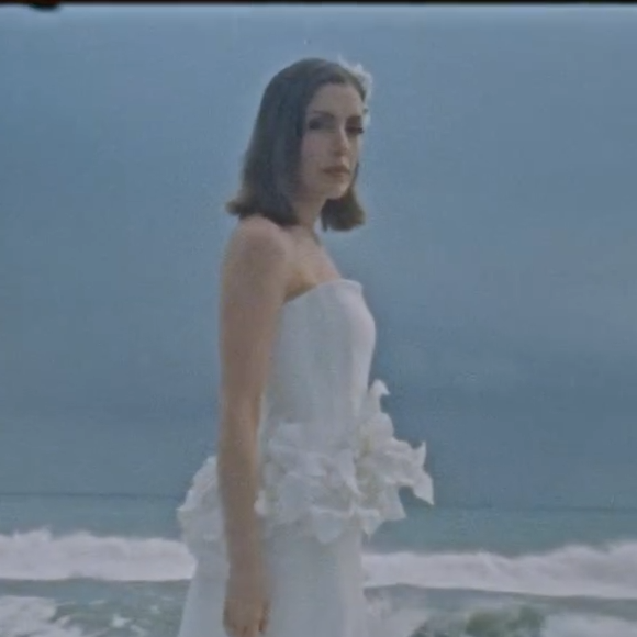 Este foi o vestido de noiva usado por Fabiana Justus na cor off-white com flores tridimensionais aplicadas ao longo da peça