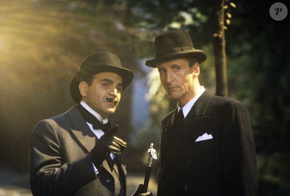 A trama apresenta Hercule Poirot, um ex-policial que se refugia na Inglaterra após a Primeira Guerra Mundial e passa a solucionar crimes que parecem insolúveis