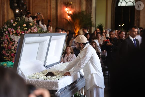 Aos 30 anos, Francisco Gil se despediu em velório da mãe, Preta Gil