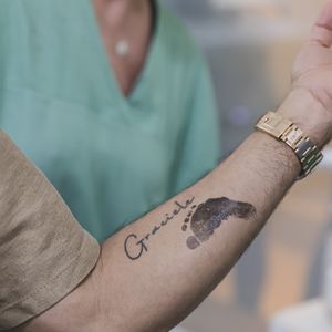 Zezé Di Camargo mostra marca do pézinho de sua filha com Graciele Lacerda logo após o parto