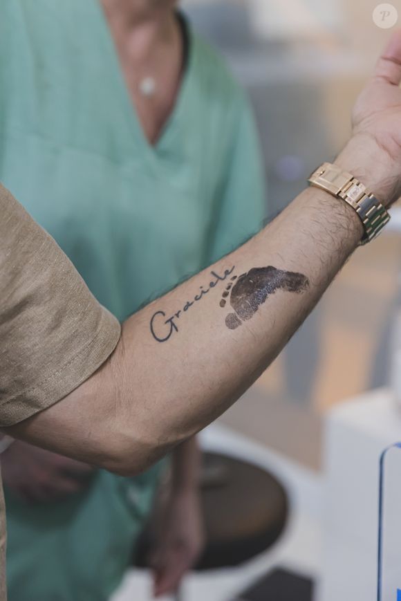 Zezé Di Camargo mostra marca do pézinho de sua filha com Graciele Lacerda logo após o parto