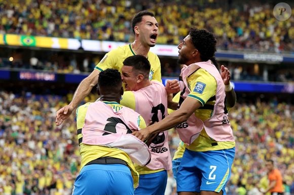 O Brasil avançou para as oitavas de final da Copa do Mundo após vencer o Japão por 2x1 nesta segunda-feira (29)