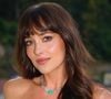 Dakota Johnson, estrela de 'Amores Materialistas', possui cabelo castanho chocolate