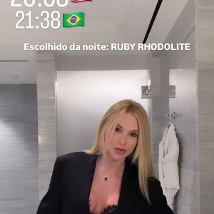Virginia Fonseca surge elegante com blazer estruturado, peça rendada preta e maquiagem marcante em NY
