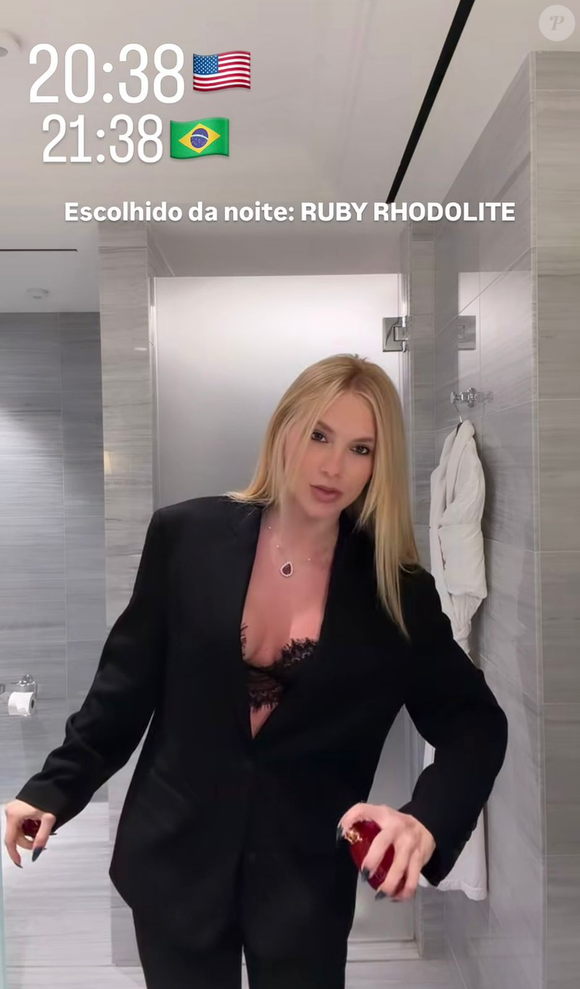 Virginia Fonseca surge elegante com blazer estruturado, peça rendada preta e maquiagem marcante em NY