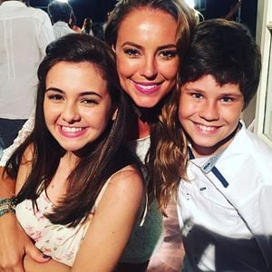 Kadu Schons ao lado de Paolla Oliveira e Klara Castanho