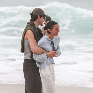 Animada, Bruna Marquezine caiu na risada com brincadeira e abraço de Shawn Mendes