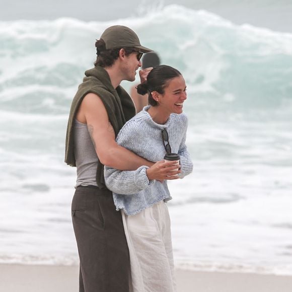Animada, Bruna Marquezine caiu na risada com brincadeira e abraço de Shawn Mendes