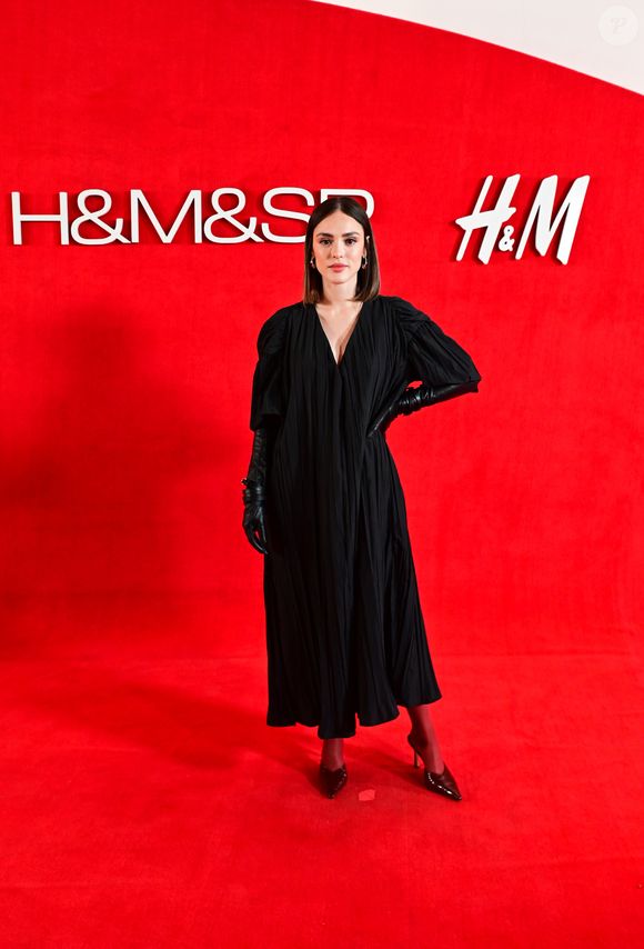H&M no Brasil: Isabelle Drummond apostou em um vestido rodado com mangas bufantes