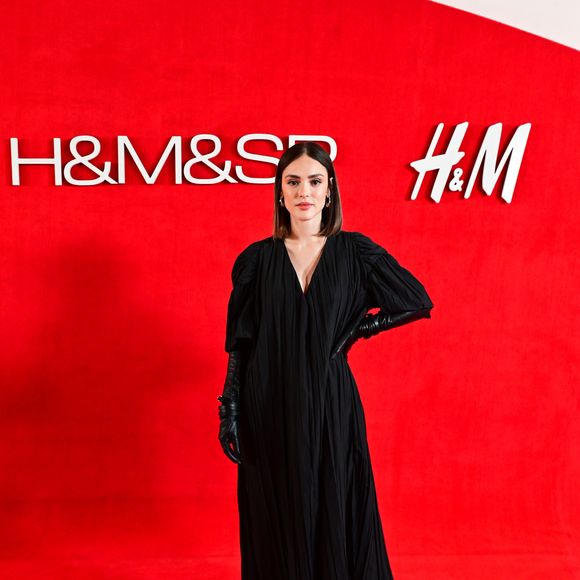 H&M no Brasil: Isabelle Drummond apostou em um vestido rodado com mangas bufantes