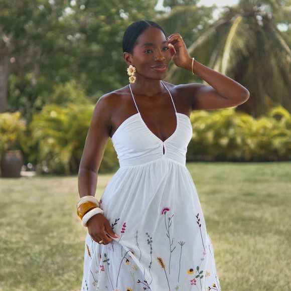 Aterrisam na Zara cinco vestidos perfeitos para usar com sandálias nesta Páscoa 2026: de bolinhas a estampas florais