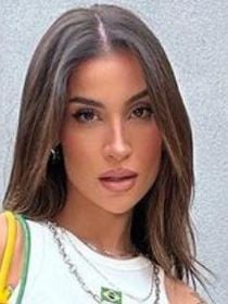 Tina, maquiadora: 'Para dar volume aos lábios e deixar o visual elegante, o melhor é esfumar um lápis marrom em direção ao interior'