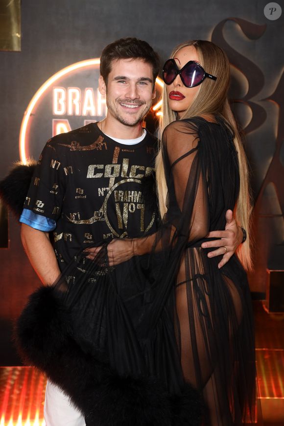 Sabrina Sato, com fantasia de vampira sexy, deu 'mordida' em Nicolas Prattes