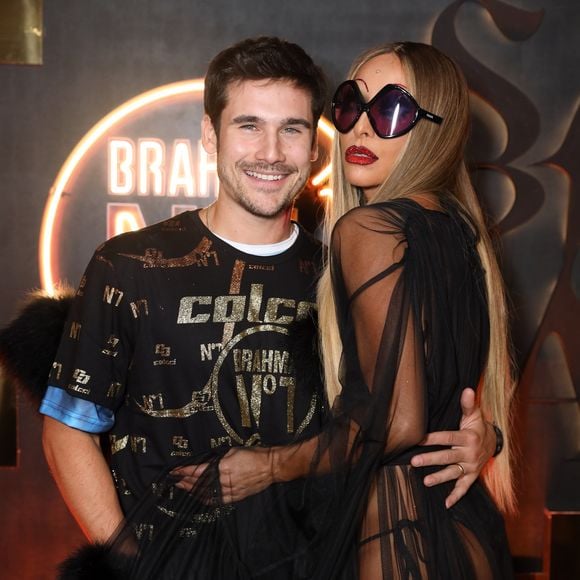 Sabrina Sato, com fantasia de vampira sexy, deu 'mordida' em Nicolas Prattes