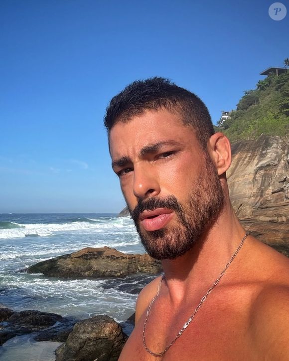 Cauã Reymond afirma que sofria bullying por ter uma mãe soropositiva