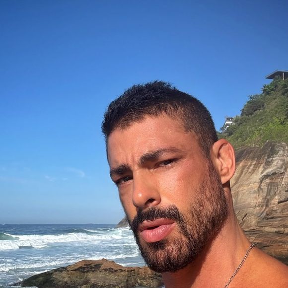 Cauã Reymond afirma que sofria bullying por ter uma mãe soropositiva