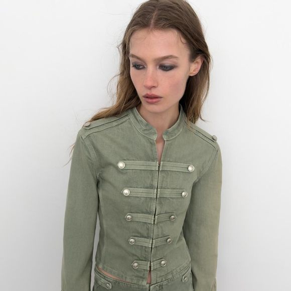 Com cintura marcada, botões sofisticados e estética que lembra os looks icônicos de Michael Jackson, a jaqueta verde da Zara já aparece entre as peças mais comentadas da temporada
