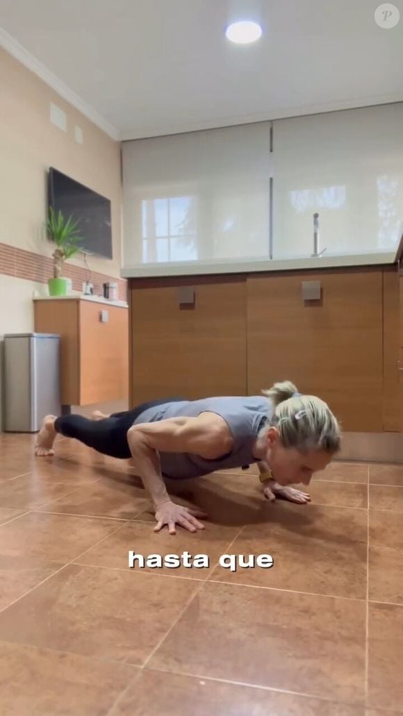 A flexão tradicional no chão exige mais esforço e tem resultados mais notórios