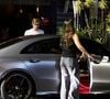 Filho de Angélica e Luciano Huck, Joaquim Huck deixou restaurante com a namorada, Manoela Esteves, em uma Mercedes