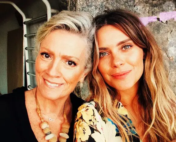 Carolina Dieckmmann também homenageou a mãe, cuja morte completou 6 anos neste sábado (23)