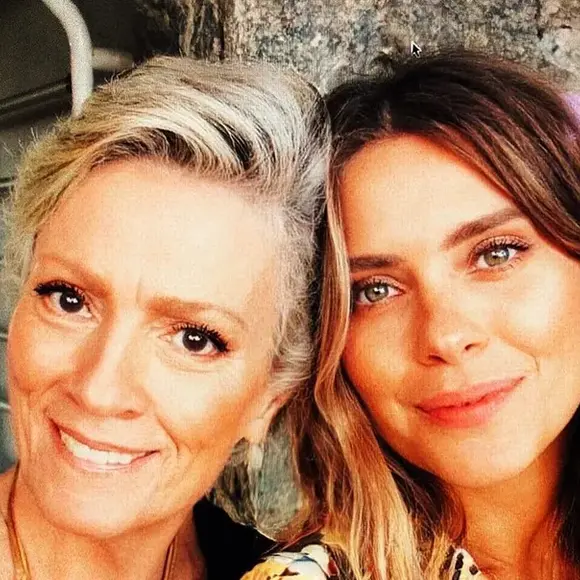 Carolina Dieckmmann também homenageou a mãe, cuja morte completou 6 anos neste sábado (23)