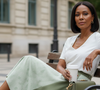 A ideia de usar tênis com saia já conquistou muitas mulheres 50+, e o novo modelo da New Balance surge como uma das combinações mais elegantes da temporada